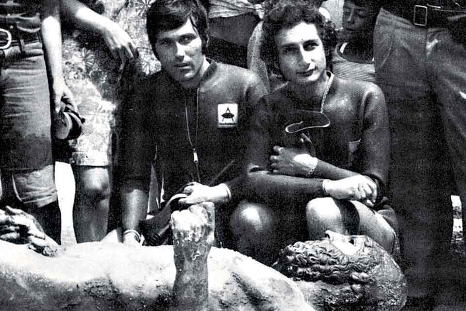Diver, Stefano Mariottini with bronze Riace Warrior statue, Aug 1972, Italy