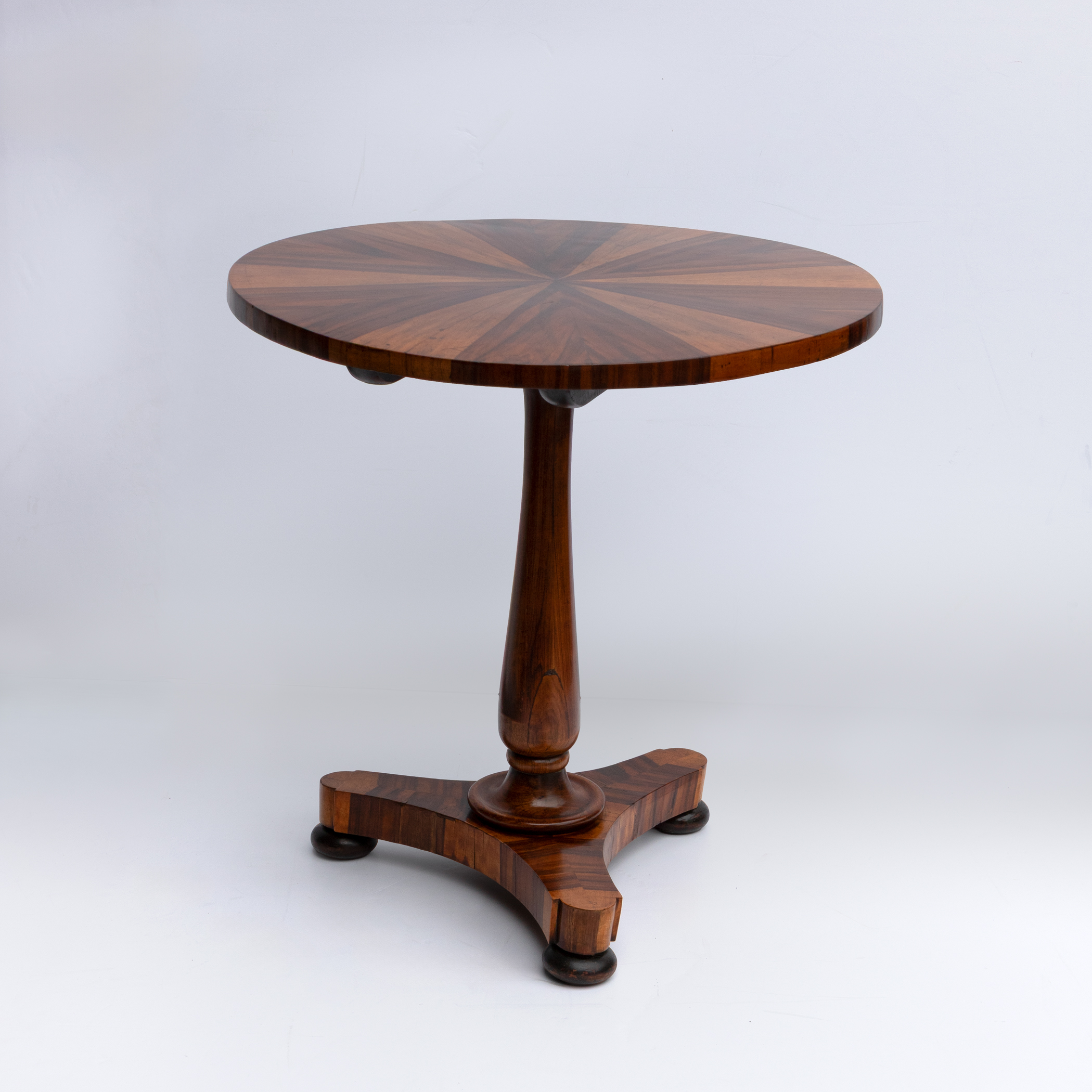 Biedermeier specimen pedestal table in yew and mahogany, circa 1890 — view showing pedestal base.