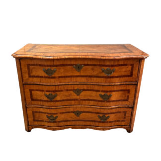 Northern Italian serpentine three-drawer commode in walnut