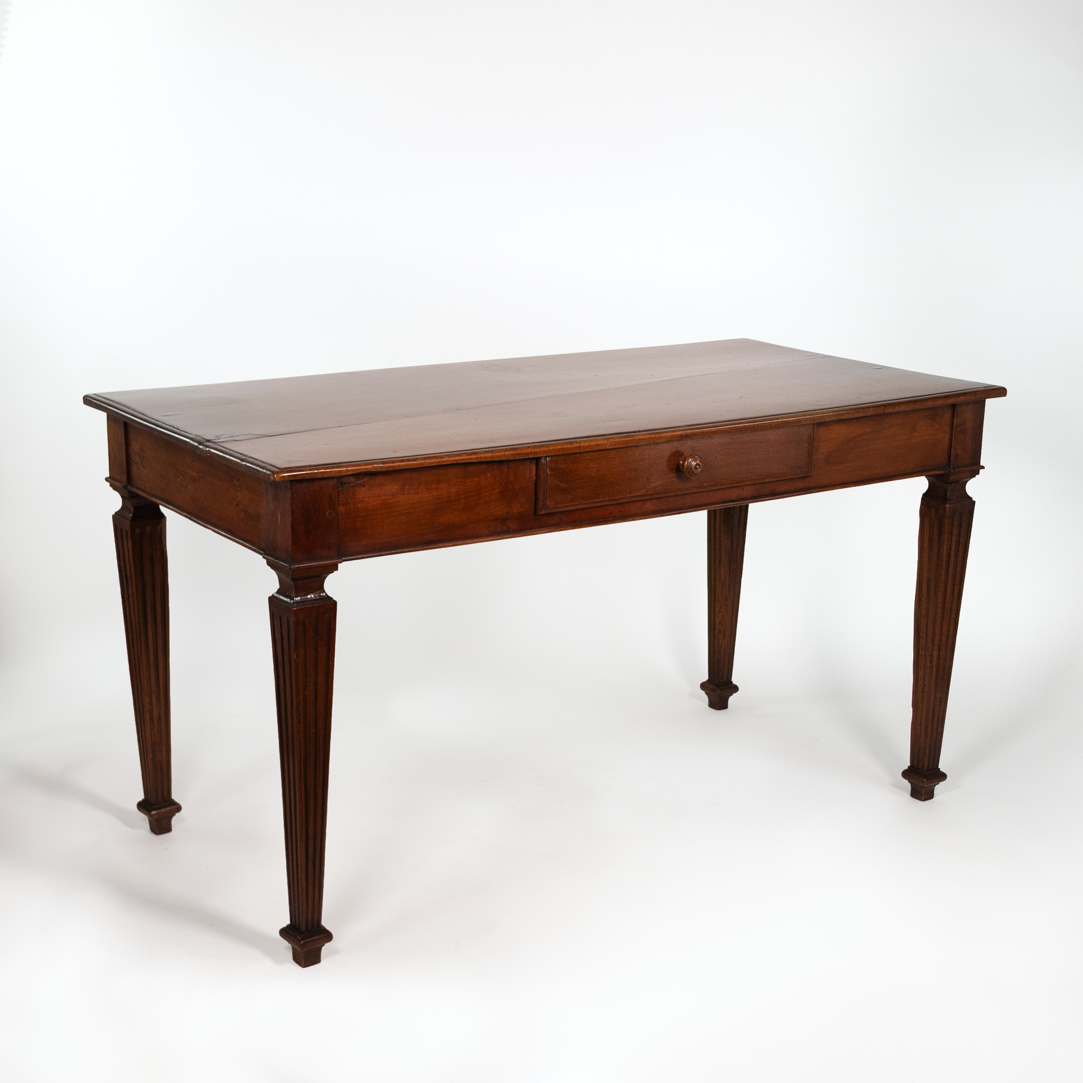 Italian Neoclassical walnut writing table, circa 1800, three-quarter view with drawer.