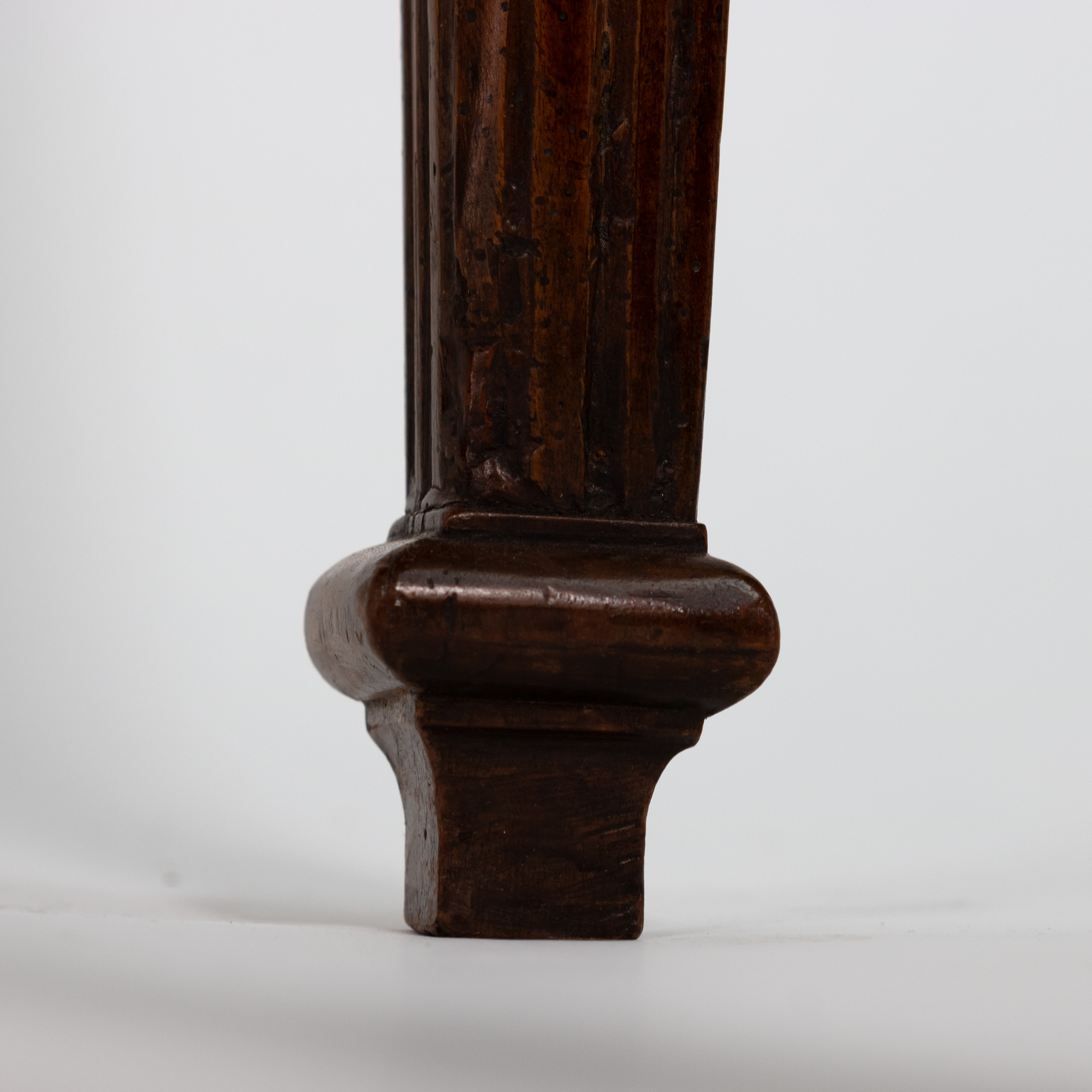 Fluted tapering leg and block foot of Italian walnut writing table, circa 1800.